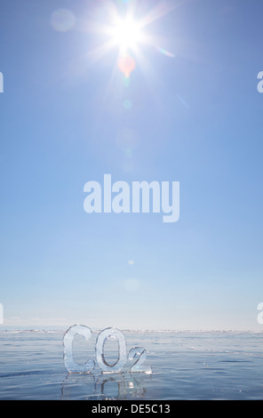 Chemische Formel des Treibhausgases Kohlendioxid CO2, die aus Eis im Winter gefrorenen Baikalsee unter blauen Himmel und Sonnenstrahlen Stockfoto
