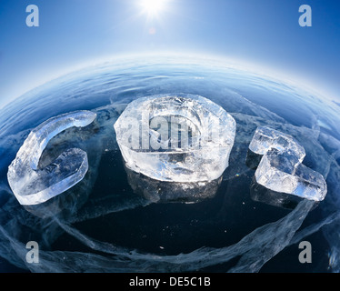 Chemische Formel des Treibhausgases Kohlendioxid CO2, die aus Eis im Winter gefrorenen Baikalsee unter blauen Himmel und Sonnenstrahlen Stockfoto