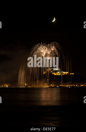 Feuerwerk mit Mond in der Nacht in Alicante, Costa Blanca, Comunidad Valenciana, Spanien, Europa Stockfoto