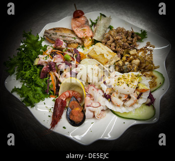 Eine Schüssel mit frischem Fisch-Medley. Verschiedene Fisch mit Salat. Stockfoto