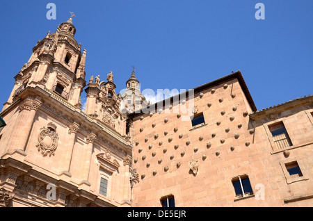 Fassade der Stadtbibliothek (Casa de Las Conchas) und die Kirche Iglesia De La Clerecia, Salamanca, Spanien Stockfoto