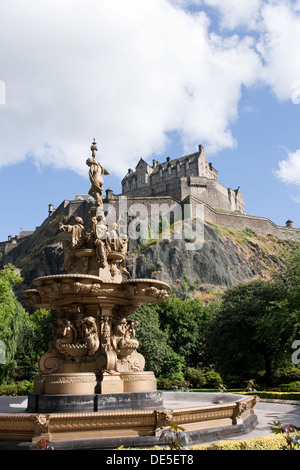 Die Ross Fountain und Edinburgh Castle von Princes Street Gardens. Stockfoto