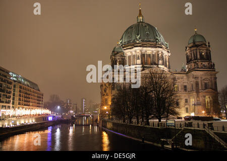 Deutschland: Nachtansicht des Berliner Doms (Berliner Dom) von der Nordseite Stockfoto