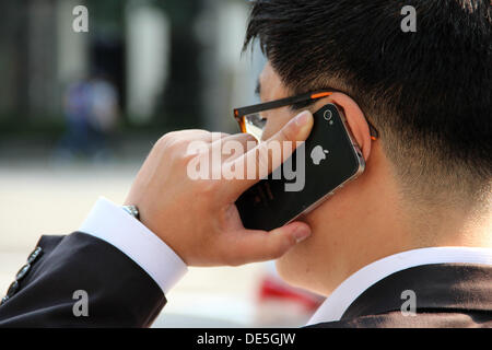 Südkorea: Geschäftsmann mit dem iPhone im Zentrum von Seoul Stockfoto