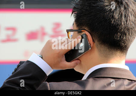 Südkorea: Geschäftsmann mit dem iPhone im Zentrum von Seoul Stockfoto