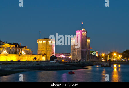 Blick von der Nikolaus Turm (l, Tour Saint-Nicolas), die Kette (Tour De La Chaine) auf den Eintrag am alten Hafen in La Rochelle, 10. August 2012. Foto: Daniel Karmann Stockfoto