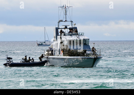 HMS Smiter ein Bogenschütze-Klasse Patrouille und Schulschiff der britischen Royal Navy, die Teilnahme an einer Anti-Piraterie-Demonstration. Stockfoto