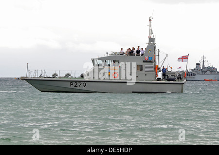 HMS Blazer ist ein Patrouillenboot der Archer-Klasse der Royal Navy, hier mit VIPs und andere während der Bournemouth Air Festival Stockfoto