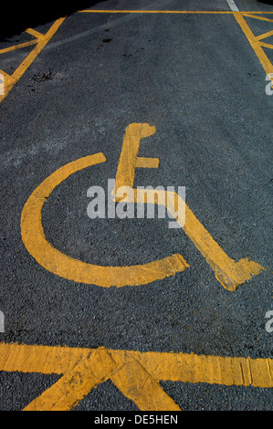 Behinderte parken Schild, auf dem Boden. Stockfoto