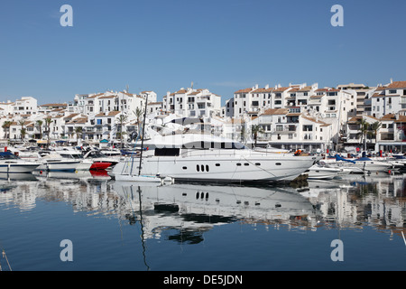 Luxus-Yachten in Puerto Banus, der Yachthafen von Marbella, Spanien Stockfoto