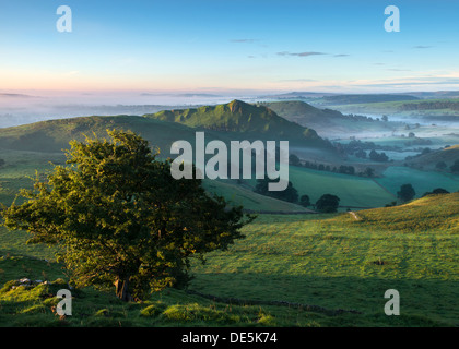 Dämmerlicht trifft Parkhouse Hill im Peak District Nationalpark Derbyshire England Stockfoto