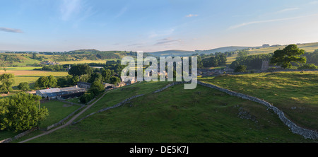 Am frühen Morgen Panoramablick über das Dorf Hartington und die oberen Dove Valley im Peak District, Derbyshire, England Stockfoto