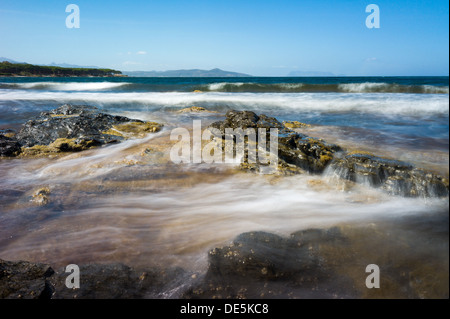 Wellen an der Steinkueste in Sardinien Stockfoto