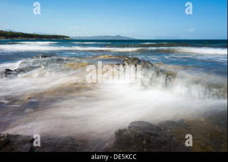 Wellen an der Steinkueste in Sardinien Stockfoto