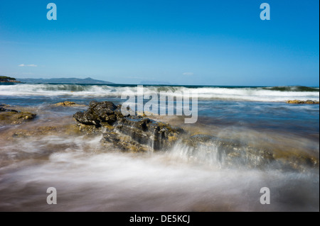 Wellen an der Steinkueste in Sardinien Stockfoto