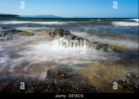 Wellen an der Steinkueste in Sardinien Stockfoto