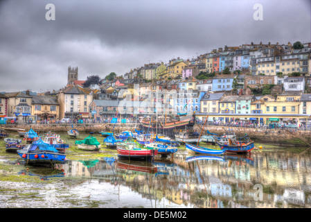 Boot-Reflexionen bei Ebbe im Hafen von Brixham Devon an einem bewölkten Tag in HDR Stockfoto