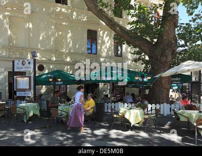 Restaurant Mutter Wittig, Menschen einer Beim Essen Im Biergarten, Bochum, Ruhrgebiet, Nordrhein-Westfalen Stockfoto