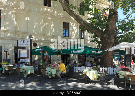 Restaurant Mutter Wittig, Menschen einer Beim Essen Im Biergarten, Bochum, Ruhrgebiet, Nordrhein-Westfalen Stockfoto