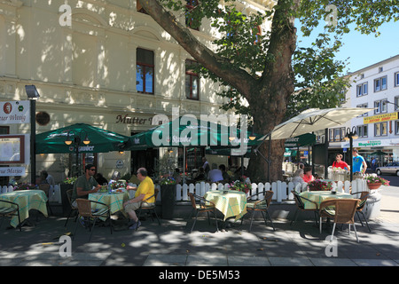 Restaurant Mutter Wittig, Menschen einer Beim Essen Im Biergarten, Bochum, Ruhrgebiet, Nordrhein-Westfalen Stockfoto