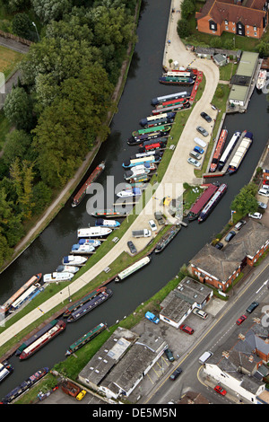 Luftbild von Kanalboote und Freizeitsektor in einer Marina in Newbury, Berkshire Stockfoto