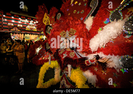 Eine kostümierte Schönheitskönigin tanzt auf den Straßen während der Carnaval de Ponce 21. Februar 2009 in Ponce, Puerto Rico. Stockfoto