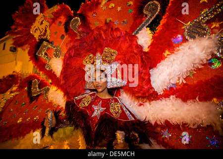 Eine kostümierte Schönheitskönigin tanzt auf den Straßen während der Carnaval de Ponce 21. Februar 2009 in Ponce, Puerto Rico. Stockfoto