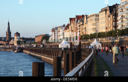 Rheinuferpromenade in Düsseldorf, Deutschland Stockfoto