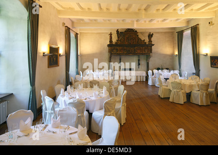 Rittersaal, Festlich Gedeckte Tische Im Restaurant von Wasserschloss Haus Kemnade in Hattingen-Blankenstein, Ruhrgebiet, Nordrhein-Westfalen Stockfoto