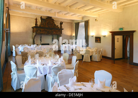 Rittersaal, Festlich Gedeckte Tische Im Restaurant von Wasserschloss Haus Kemnade in Hattingen-Blankenstein, Ruhrgebiet, Nordrhein-Westfalen Stockfoto