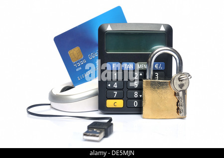 Kreditkarte-sichere Code-Generator, Computer-Maus und Vorhängeschloss auf weißem Hintergrund Stockfoto
