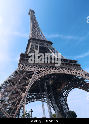 Eiffelturm schoss nach oben gegen blauen Himmel Stockfoto