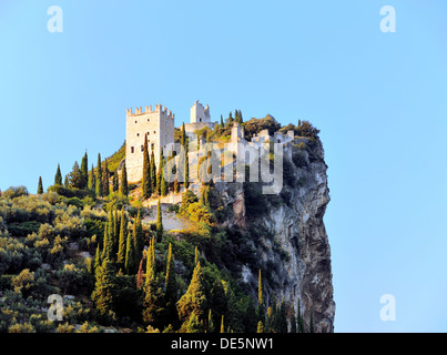 Das Castello D'Arco Höhenburg auf Kalksteinfelsen über der Stadt von Arco am Gardasee in der italienischen Region Südtirol Stockfoto