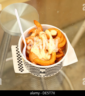 Pommes Frites mit Sahne im Becher Stockfoto