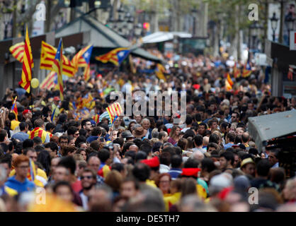 Barcelona, Spanien. 11. September 2013. Demonstranten marschieren während der nationale Tag von Katalonien am 11. September 2013 in Barcelona, Spanien. Die spanische Region Katalonien feiert seinen Nationalfeiertag, bekannt als La Diada inmitten von Demonstrationen und erneuerte Anrufe für die Unabhängigkeit. In einem Versuch, Unterstützung für Sezession Hunderte von Tausenden von Menschen bekommen haben in der gesamten Region um eine Abstimmung über Unabhängigkeit von Spanien drücken eine 400 km lange Menschenkette gebildet. © Dpa picture-Alliance/Alamy Live News Stockfoto