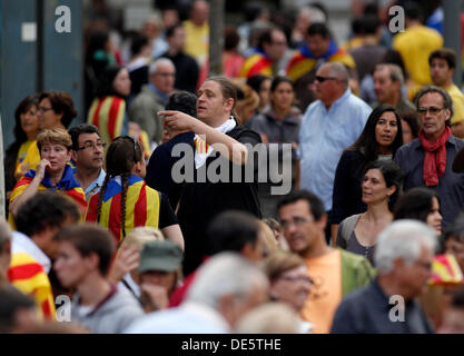 Barcelona, Spanien. 11. September 2013. Demonstranten marschieren während der nationale Tag von Katalonien am 11. September 2013 in Barcelona, Spanien. Die spanische Region Katalonien feiert seinen Nationalfeiertag, bekannt als La Diada inmitten von Demonstrationen und erneuerte Anrufe für die Unabhängigkeit. In einem Versuch, Unterstützung für Sezession Hunderte von Tausenden von Menschen bekommen haben in der gesamten Region um eine Abstimmung über Unabhängigkeit von Spanien drücken eine 400 km lange Menschenkette gebildet. © Dpa picture-Alliance/Alamy Live News Stockfoto