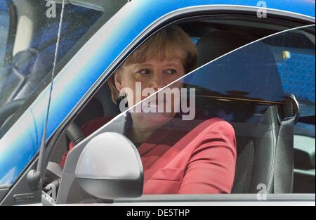 Frankfurt Main, Deutschland. 12. September 2013. Bundeskanzlerin Angela Merkel testet ein Smart Electric Drive auf der Internationalen Automobilausstellung (IAA) in Frankfurt Main, Deutschland, 12. September 2013. Fast 1100 Aussteller aus rund um die vorliegenden Weltneuheiten auf der weltweit größten Automobil zeigen IAA bis 22. September 2013. Foto: BORIS ROESSLER/Dpa/Alamy Live News Stockfoto