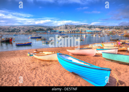 Boote und Teign Fluss Teignmouth Devon mit blauem Himmel, Küste Englisch Szene in HDR Stockfoto