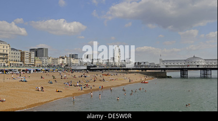 Blick auf den Strand und Brighton Pier Brighton East Sussex England Stockfoto