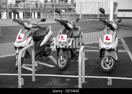 3, Schwarz und Weiß, Halbfarbe, 3, drei, Roller, Seafront, Cowes, Isle of Wight, England, Großbritannien, Stockfoto