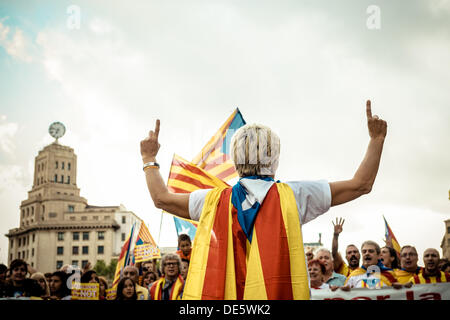Barcelona, Spanien. 11. September 2013: Ein Demonstrant, eingehüllt in eine Unabhängigkeit Kataloniens Flagge organisieren den Pro-Unabhängigkeit-Marsch durch die Stadt Barcelona am Nationalfeiertag Kataloniens © Matthi/Alamy Live-Nachrichten Stockfoto