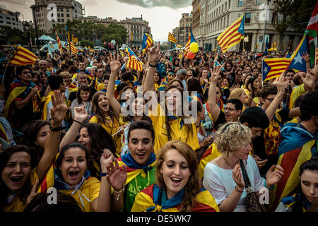 Barcelona, Spanien. 11. September 2013: Tausende versammeln sich in den Straßen von Barcelona, die Unabhängigkeit Kataloniens auf seinen Nationalfeiertag verlangen © Matthi/Alamy Live-Nachrichten Stockfoto