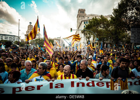 Barcelona, Spanien. 11. September 2013: Tausende versammeln sich in den Straßen von Barcelona, die Unabhängigkeit Kataloniens auf seinen Nationalfeiertag verlangen © Matthi/Alamy Live-Nachrichten Stockfoto