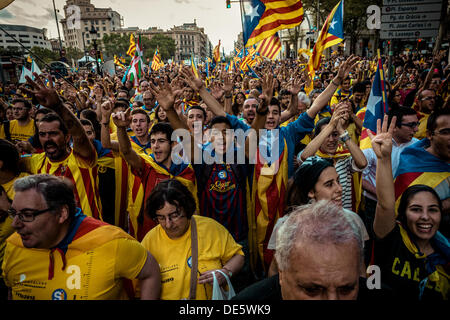 Barcelona, Spanien. 11. September 2013: Tausende versammeln sich in den Straßen von Barcelona, die Unabhängigkeit Kataloniens auf seinen Nationalfeiertag verlangen © Matthi/Alamy Live-Nachrichten Stockfoto