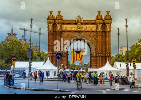 Barcelona, Spanien. 11. September 2013: Eine riesige blaue "Estelada" Fahne, Symbol der katalanischen herauszuhalten, Wellen zwischen Barcelonas "Arc de Triomf" am Nationalfeiertag Kataloniens. © Matthi/Alamy Live-Nachrichten Stockfoto