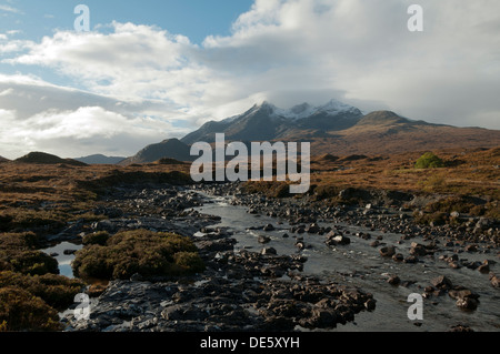 Neuschnee auf der Cuillin Hills, vom Fluss Sligachan, Isle Of Skye, Schottland, UK Stockfoto