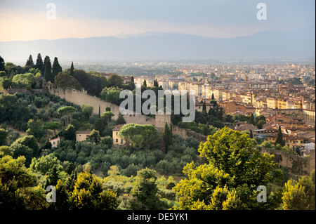 Florenz, Toskana, Italien. Klassische Ansicht von der Basilica di San Miniato al Monte nordwestlich über dem Fluss Arno und der Stadt Stockfoto