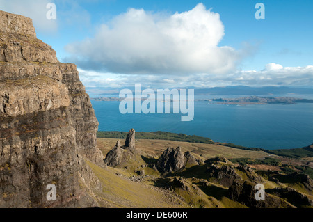 Der Old Man of Storr Zinnen und die Klippen von Storr, Trotternish, Isle Of Skye, Schottland, Großbritannien. Stockfoto