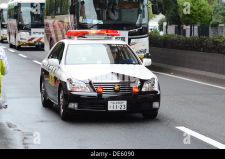 Ein Polizeiauto in Osaka, Japan. Stockfoto