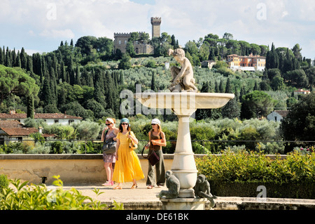 Florenz, Toskana, Italien. Südlich von der oberen Terrasse oder im Garten des Ritters, des Boboli-Gartens. Junge Frauen-Touristen Stockfoto